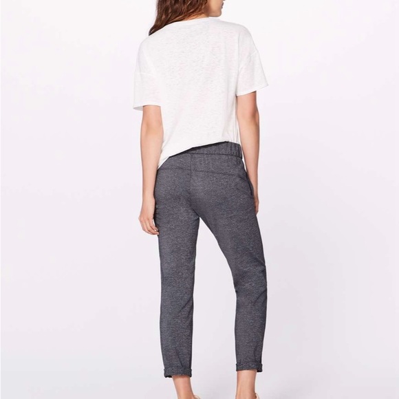 Lululemon On The Fly Pant *28" in Heathered black - Picture 4 of 14